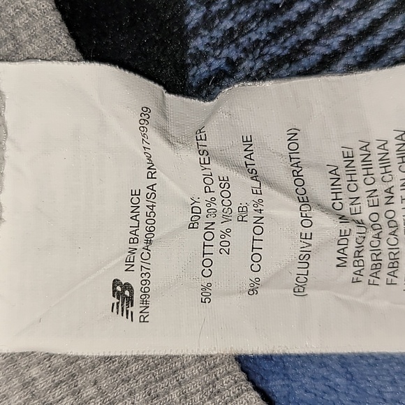 New Balance. Crewneck pullover. Carpet-logo. Like-new.  Women's Medium - Picture 3 of 15